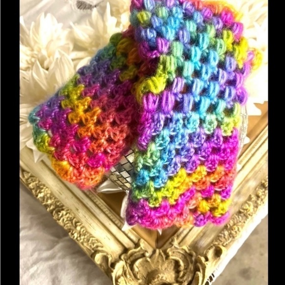 𝅺CROCHETED RAINBOW FINGERLESS GLOVES - Picture 4 of 6
